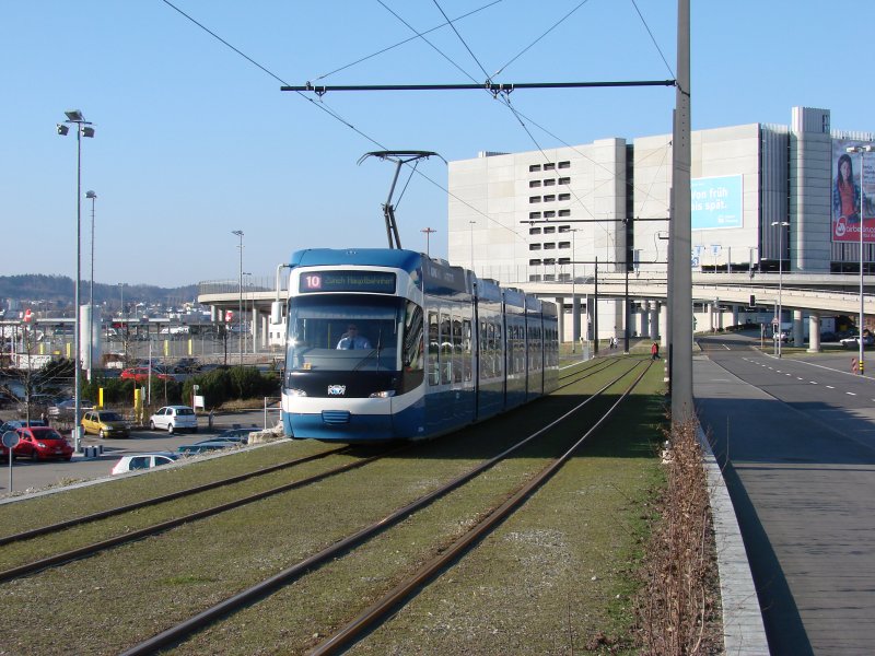 Cobra Tram der VBZ am 26.12.2008 zwischen Zrich-Flughafen-Bahnhof und Kloten-Balsberg-Bahnhof.