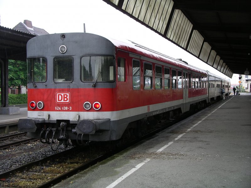 Coesfeld, 31.05.2004,

624-638 ist der Schluwagen der VT 624-Einheit, welche als RB 29070 von Enschede - Gronau ber Coesfeld nach Lnen -Dortmund fhrt.

Die Einstze des 624 endeten im Dezember 2004 und heute fhrt hier die PEG (brigens mit den gleichen Zugnummern).

