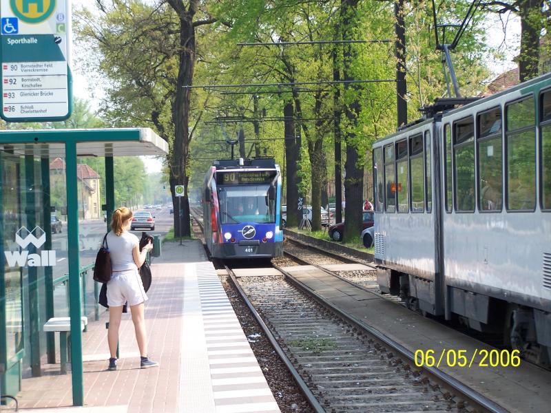 Combino 401 auf der Linie 90 Richtung Viereckremise bei der Einfahrt in die Haltestelle  Sporthalle 