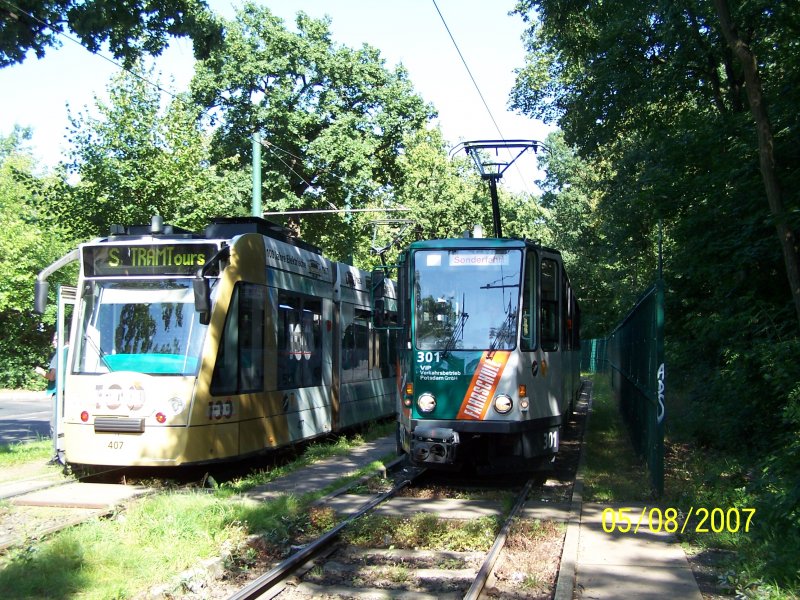 Combino 407 und Fahrschulwagen 301 in der Wendeschleife Fontanestr.