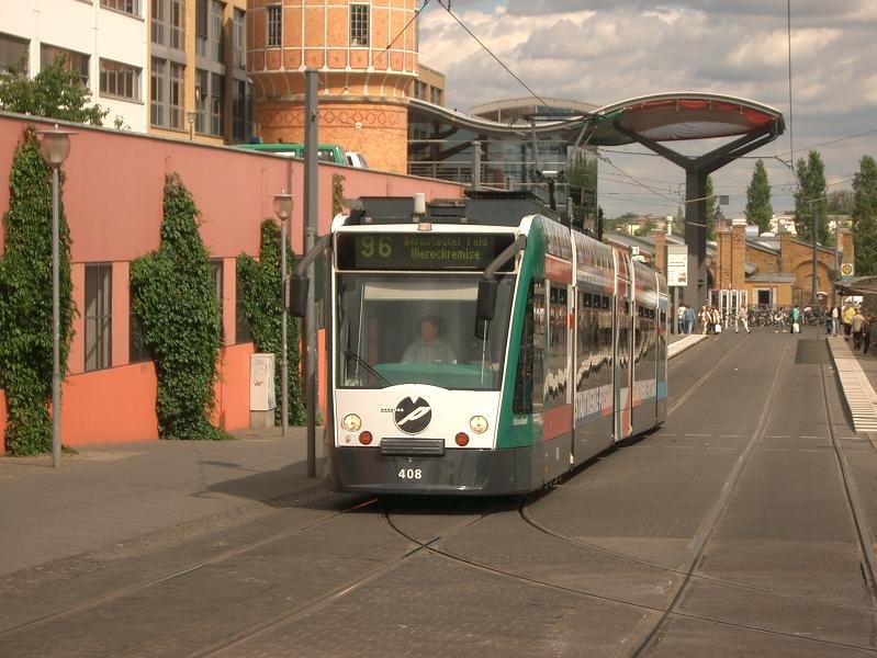 Combino 408 verlsst den Hauptbahnhof in Richtung 'Viereckremise'. 2008-07-22.