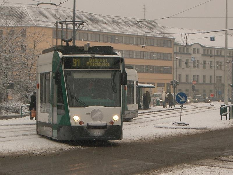 Combino 412 der ViP hat die Haltestelle  Platz der Einheit / Am Kanal  biegt an der Hauptpost in Richtung  Platz der Einheit / Nord  ein. Wegen der Bauarbeiten zur Umgestaltung des Alten Marktes fahren zur Zeit alle Linien (auer 94) auf einer vernderen Linienfhrung um den Platz der Einheit. 2009-02-16.
