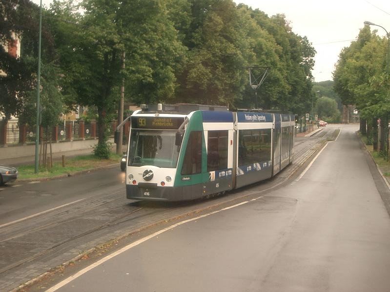 Combino 416 als Linie 93 beim Wenden an der Glienicker Brcke. Das Bild entstand aus dem Oberdeck eines Berliner Doppelstockbusses. 2008-07-13.