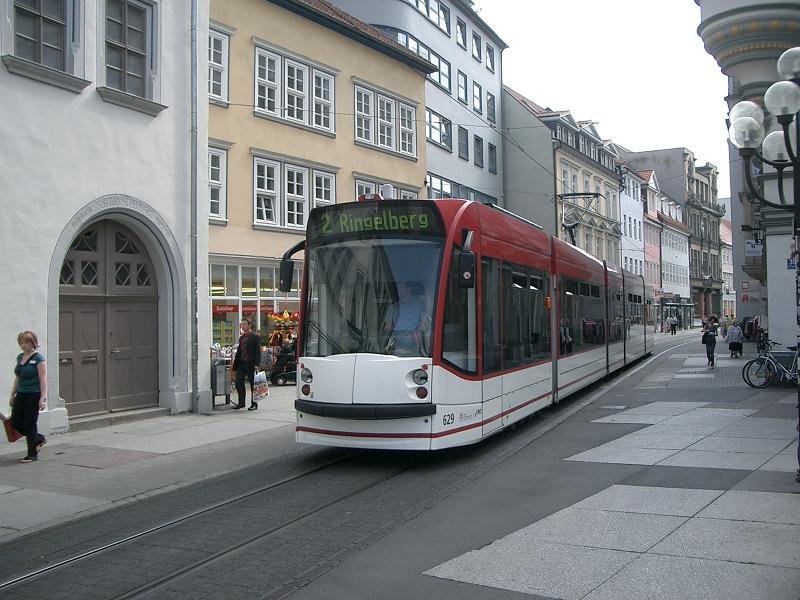 Combino 629 der Erfurter Verkehrsbetriebe EVAG hat soeben die Haltestelle  Angerbrunnen  verlassen und befindet sich nun auf dem Weg nach Ringelberg. 2008-06-05.