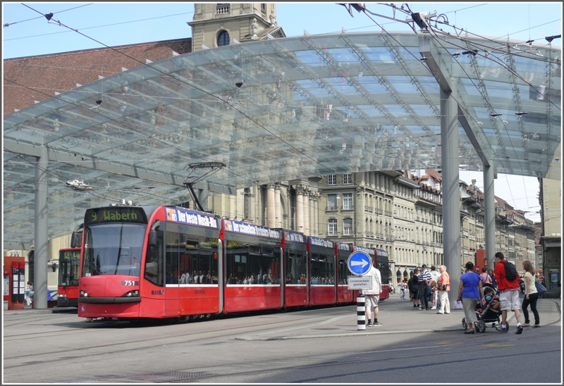 Combino 751 unter dem Baldachin am Berner Hauptbahnhof. (22.08.2009)
