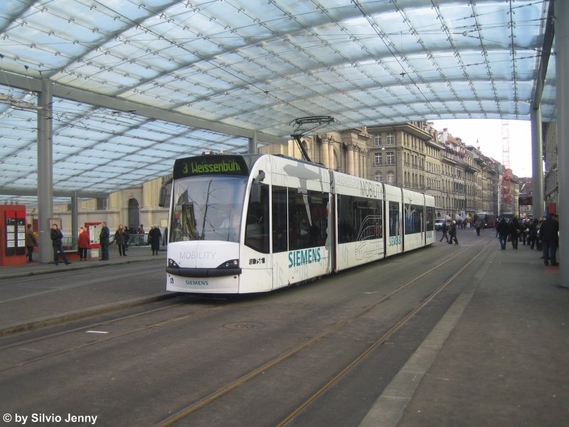 Combino 756 ''Siemens'' am 23.12.08 unter der Glaskuppel von Bern.