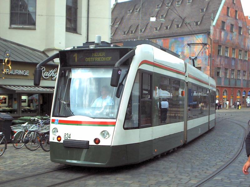 Combino 834 eigentlich auf dem Weg Richtung Neuer Ostfriedhof, f�hrt wegen einem Unfall Umleitung in Richtung Bft. Rotes Tor
(2004)