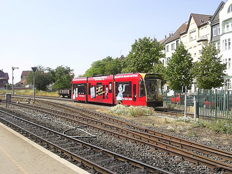 Combino auf Fahrt von Ilfeld Neanderklinik nach Nordhausen Krankenhaus. Verlsst gleich die Gleise der Harzquerbahn um anschlieend weiter auf den Gleisen der Nordhuser Straenbahn weiterzufahren. Bahnhof Nordhausen Nord 18.07.06