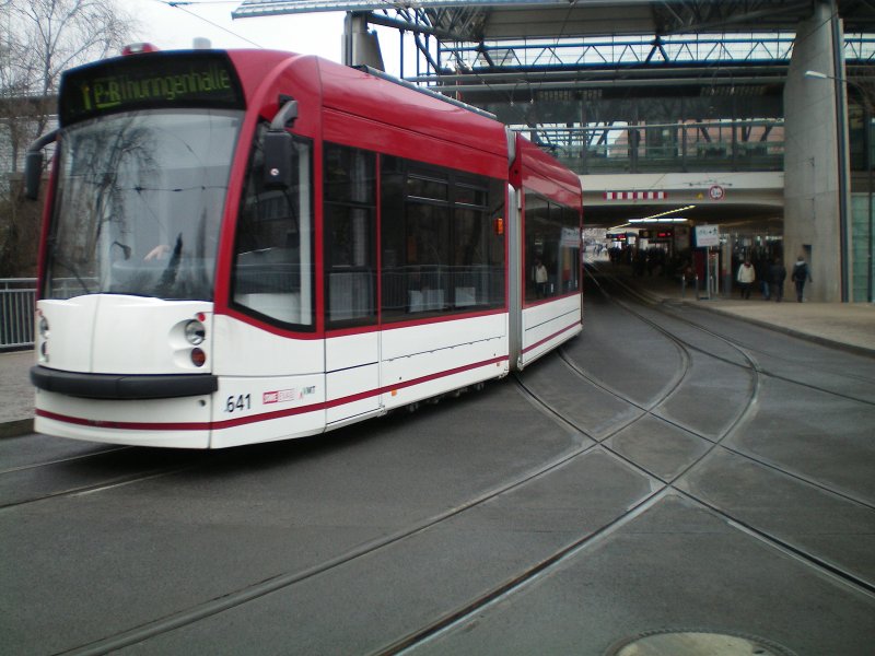 Combino (EVAG) der Linie 1 zur Thringenhalle.Erfurt Januar 09