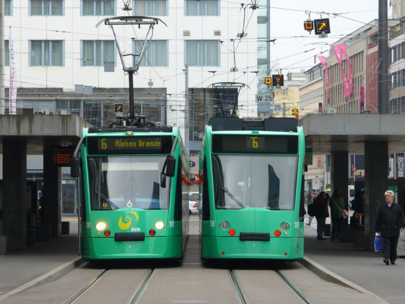 Combino Kreuzung Be 6/8  310 + 315 bei der Haltestelle Messe am 17.03.2007