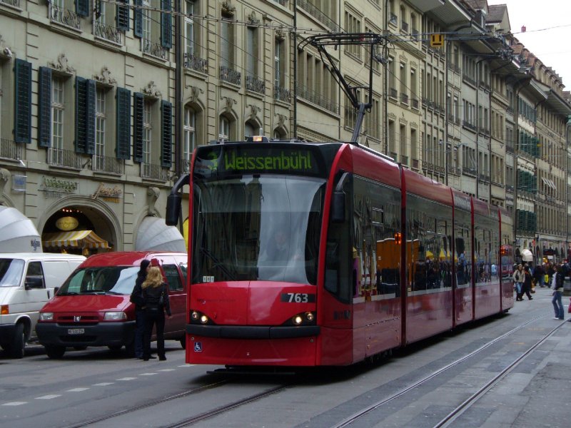 Combino Strassenbahn Be 4/6  763 eingeteilt auf der Linie 3 nach Weissenbhl in den Gassen von Bern am 03.03.2007