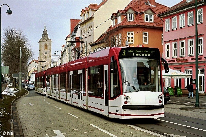 Combino-Traktion 635 + 707 (in der Erfurt-typischen Kombination lang-kurz) auf der Andreasstrae, Nhe Domplatz (11. Mrz 2004)