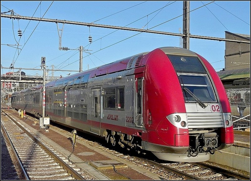 Computermaus in Rot! Der Triezug 2202 wartet am 19.12.08 im Bahnhof von Luxemburg auf die Abfahrt nach Troisvierges. (Jeanny)  