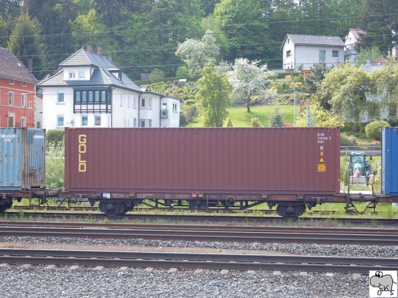 Containertragwagen #442 6 937-9 beladen mit einen Container der Firma  Gold , abgestellt am 12. Mai 2008 in Kronach.