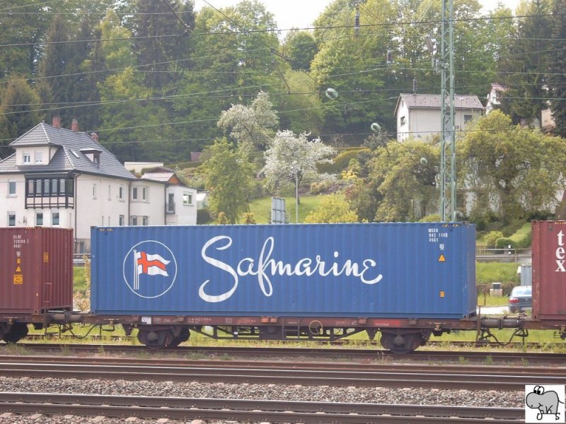 Containertragwagen #442 6 986-6 beladen mit einen Container der Firma  Safmarine , abgestellt am 12. Mai 2008 in Kronach.