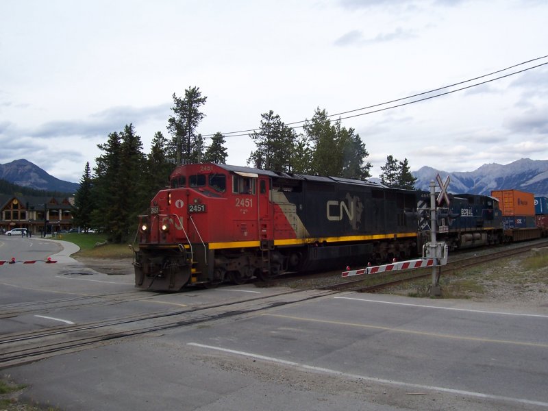 Containerzug nach der Durchfahrt des Bahnhofs Jasper/Alberta in Richtung Yellowhead Pass am 23.08.2008