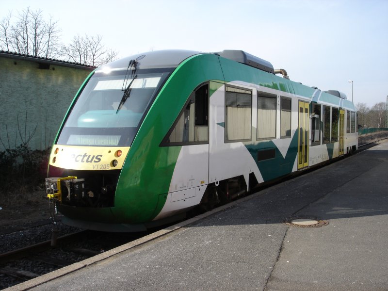 Coradia Lint 27 der Vectus Verkehrsgesellschaft nach Altenkirchen am 24. Februar 2006 im Bahnhof Au/Sieg auf Gleis 11 gegen 11.20 Uhr