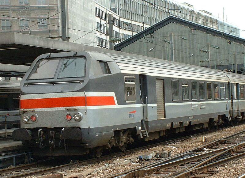 Corail-Steuerwagen am 11.05.2003 im Bahnhof Paris-St-Lazare.