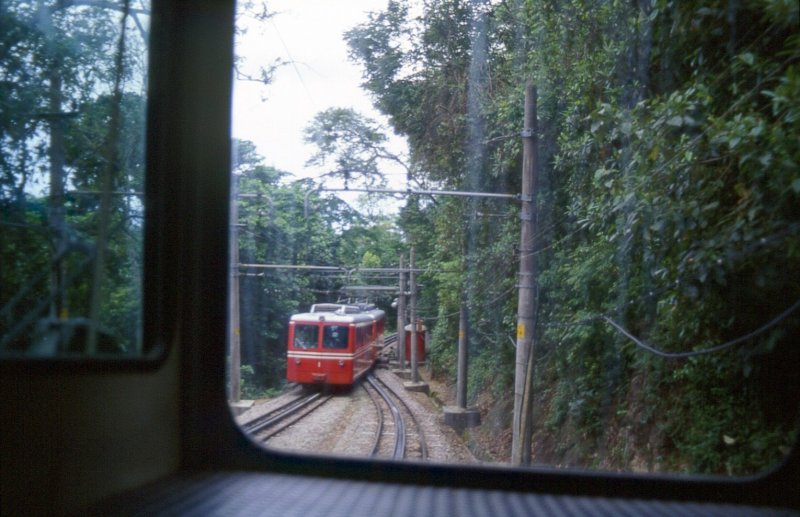 CorcovadoBergbahn Der Gegenzug passiert die Ausweichstelle