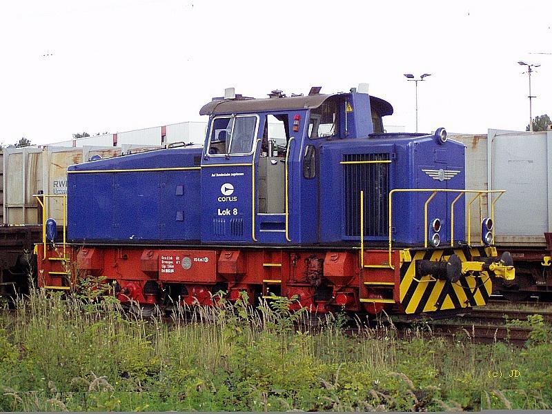 Corus Lok 8, die Werkslok des Stahlwerks in Troisdorf Friedrich-Wilhelms-Htte. Die Lok wurde gebaut von Krauss-Maffei, hat eine Fernsteuerung, automatische Kupplungen und ist auf DB zugelassen.
Hier am 31,08.04 bei der abendlichen bergabe.