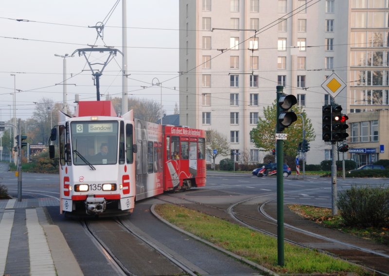 COTTBUS, 01.11.2008, Straßenbahnzug 135 als Tramlinie 3 in Richtung Sandow bei der Einfahrt in die Haltestelle Görlitzer Straße