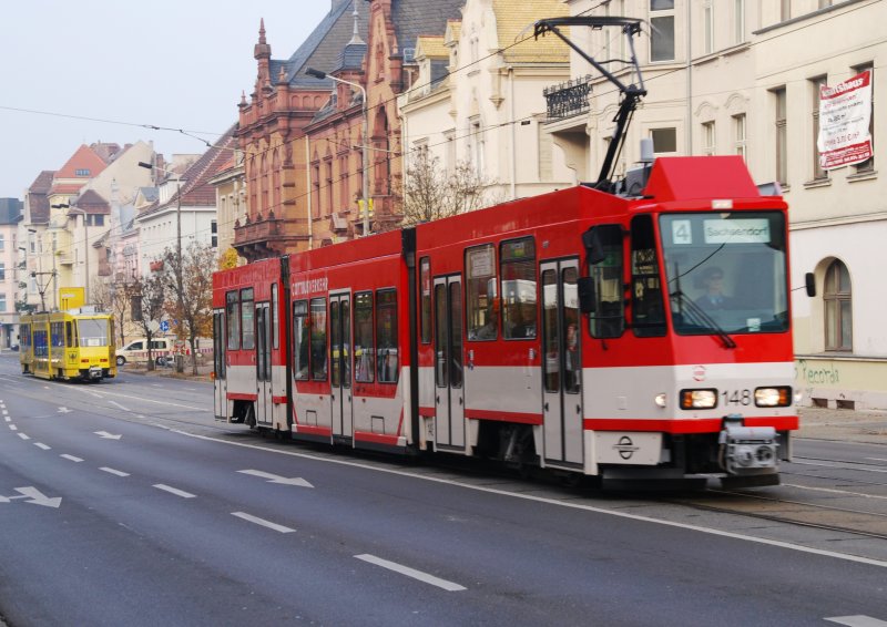 COTTBUS, 01.11.2008, Straßenbahnzug 148 als Tramlinie 4 in Richtung Sachsendorf hat die Haltestelle Wilhelm-Külz-Straße soeben verlassen; Umleitung aufgrund von Bauarbeiten auf der Stammstrecke