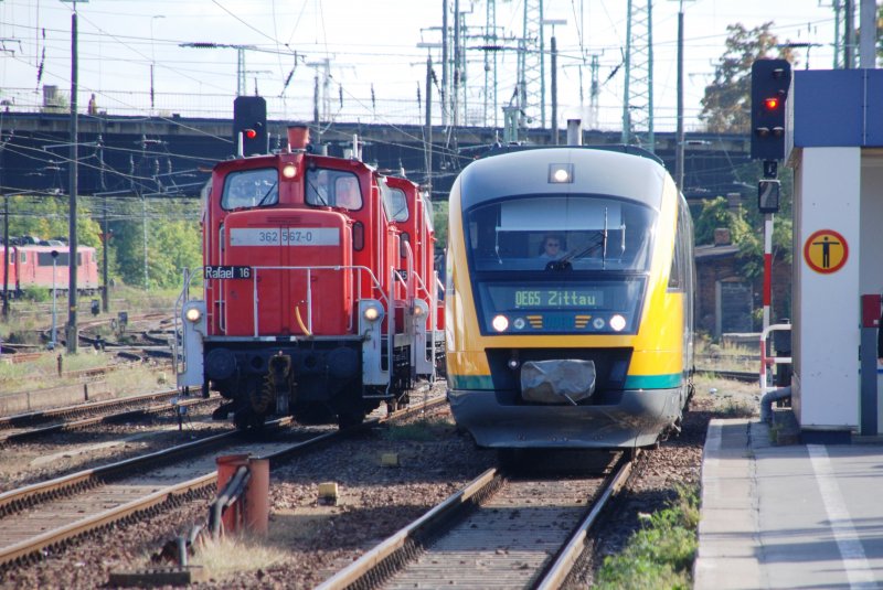 COTTBUS, 25.09.2009, ein Zug der ODEG nach Zittau bei der Einfahrt in den Bahnhof; daneben Rangierlok 362 567-0