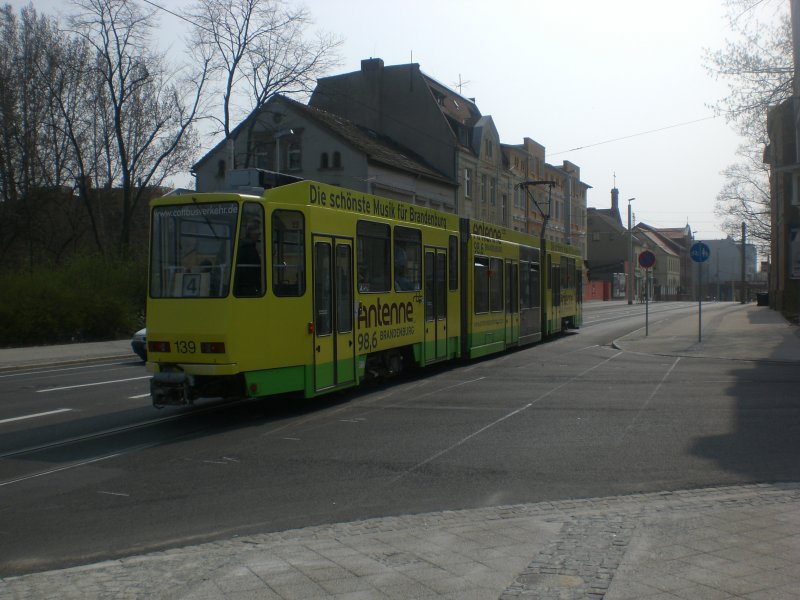 Cottbus: Straenbahnlinie 4 nach Sachsendorf an der Haltestelle Stadtpromenade.