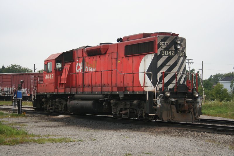 CP GP38-2 3042 am 9.8.2009 in Smiths Falls. 