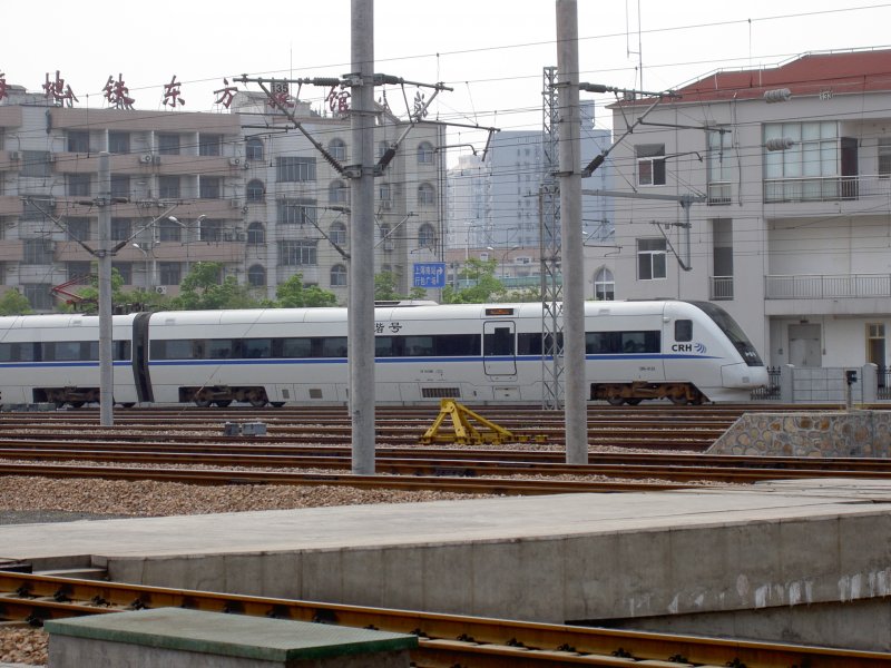 CRH(1) 013 am 05.08.2007 in Shanghai Sdbahnhof. Dieser Schnelltriebwagen kommt eindeutig nach dem schwedischen X2000.