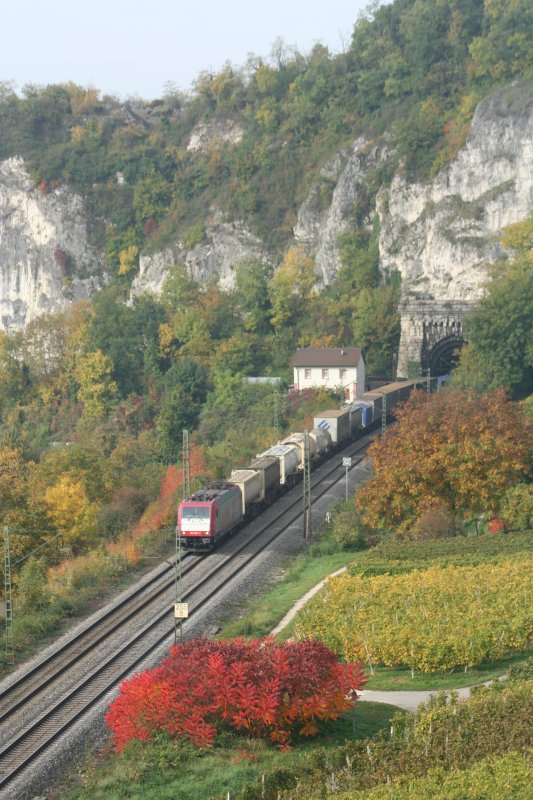 cross rail 185 582-3 auf dem Weg in die Schweiz am 12.10.2008 bei Istein. 