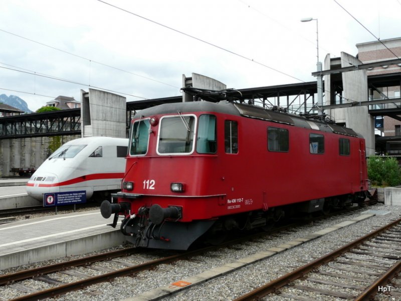 Crossrail + DB - Abgestellte Lok 436 112-7 und ein ICE 401 im Bahnhof von Spiez am 20.06.2009