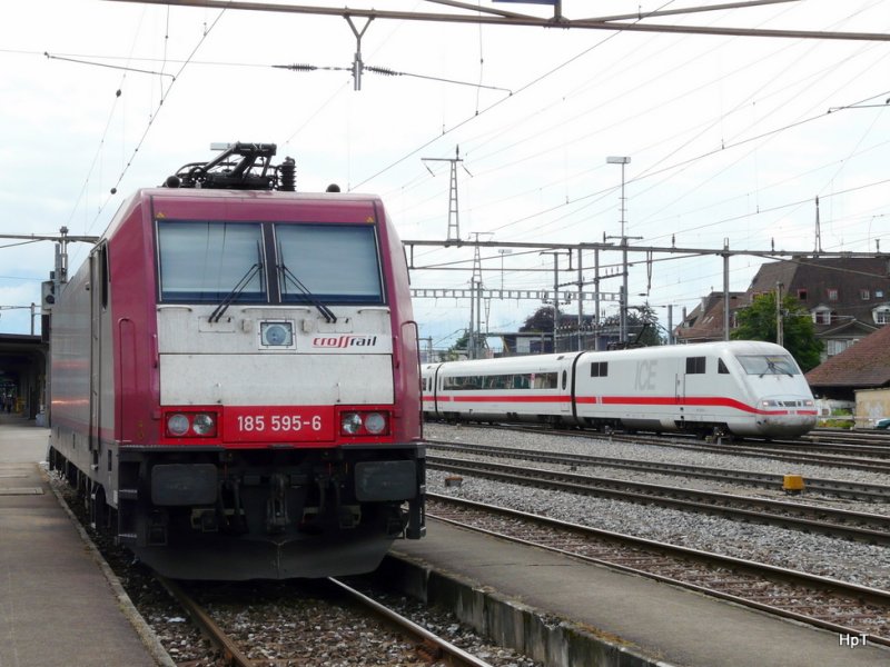 Crossrail + DB -  Lok 185 595-6 und der ausfahrende ICE 401 581 im Bahnhof Thun am 20.06.2009