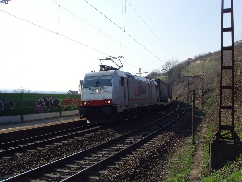 Crossrail 185 580-8 fuhr mit einem KLV-Zug auf ihrem Weg nach Sden durch Istein. 22.03.09
