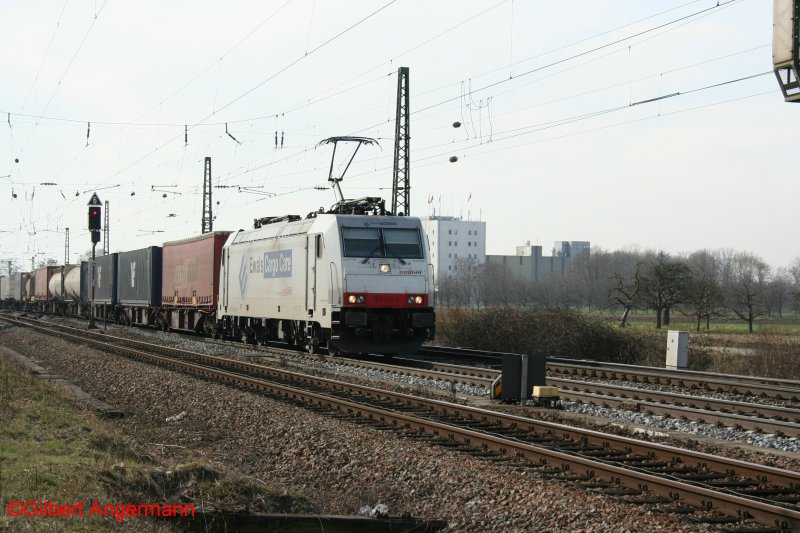 CrossRail 185 581-6 am 7.3.2008 in Niederschopfheim.
