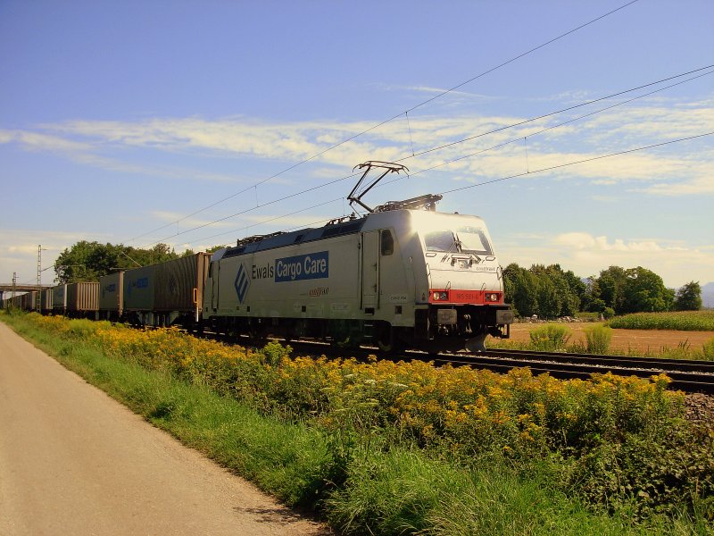 Crossrail 185 581 mit dem Ewals-KLV im Schlepp Richtung Schweiz. Abgelichtet am 01.08.2009 zwischen Offenburg und Lahr