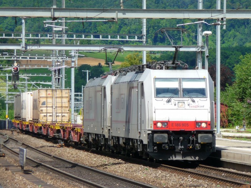 Crossrail - Crossrail Gterzug mit den Lok`s E 186 905 + 185 ... bei der durchfahrt im Bahnhof von Liestal am 03.08.2008