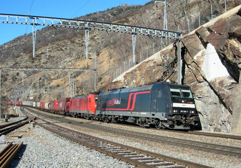 Crossrail und DB BR 185 mit einem langen Gterzug am 9. Februar 2008 in Lalden. 