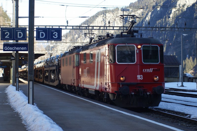 Crossrail Re 436 113-4 und Re 436 112-7 mit einem Autozug in Gschenen, am 18.2.08