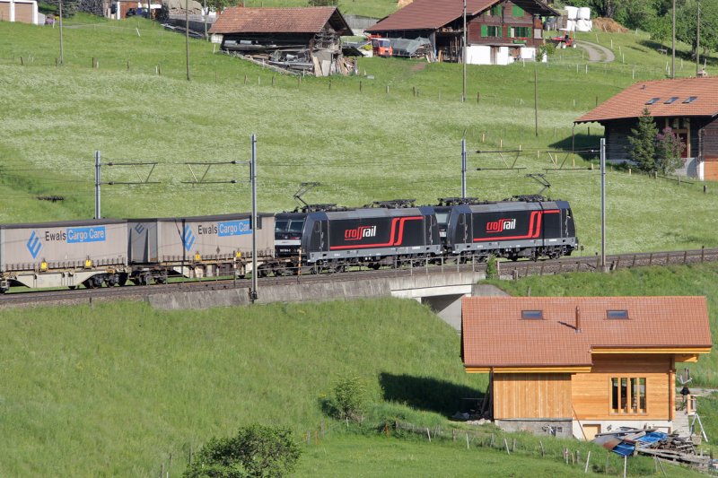 Crossrail-Zug oberhalb Frutigen in Richtung Sden mit Lok's BR185  185564 und 185567