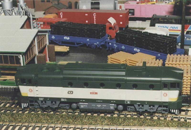 CS-TRAIN/Tschechien 22092, 753 001 CD, Modell-Baujahr 1999. Die Lok ist ein Dummy ohne Motor, die Baureihe ist aber auch motorisiert erhltlich. Sie wird auch  Brillenschlange  und  Skibrille  genannt.