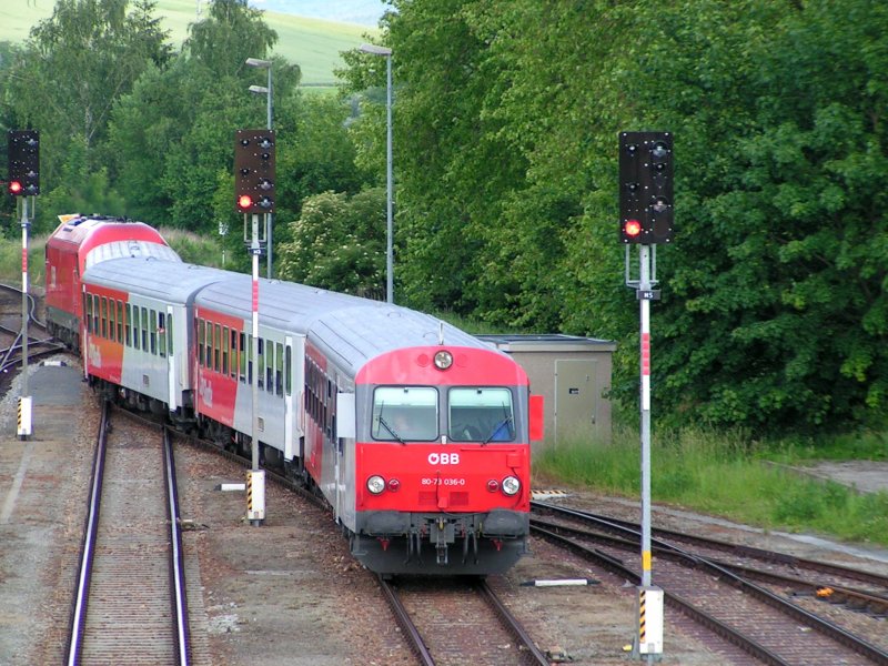 CS8073036-0 (REX5970)windet sich wie ein Wurm ber die  Fahrstrasse  am Bhf. Ried i.I.; 090609