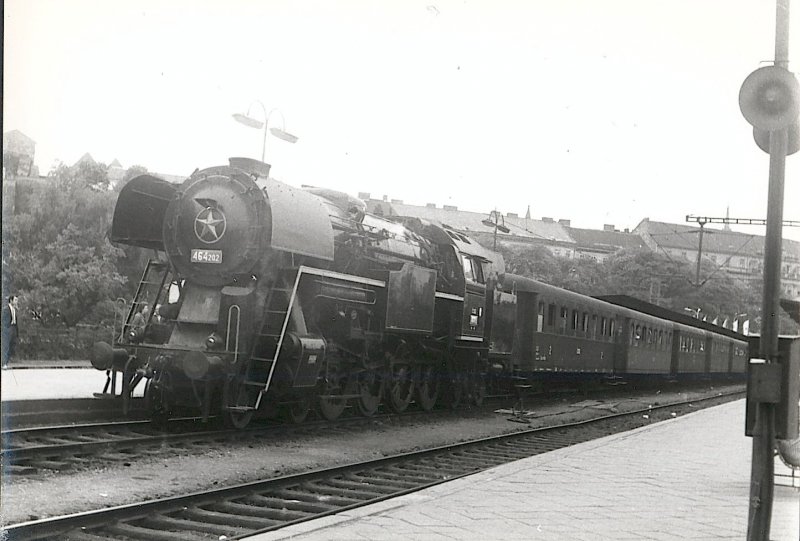 CSD - Die BR 464.202 mit einem Personenzug wartet fr Abfahrt in Brno - 05/1968  (Foto J.J. Barbieux)