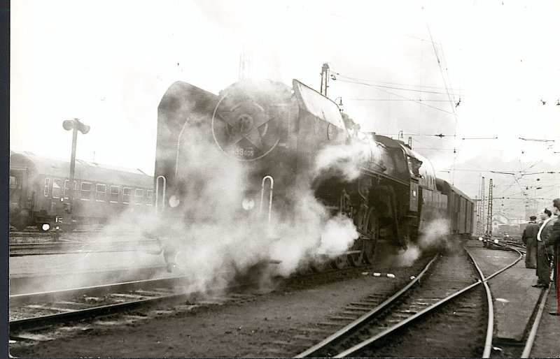 CSD - Die wunderschne und imposante BR 498.005 fhrt mit einem schweren Expresszug ab - Prag - 05/1968 (Foto : J.J. Barbieux)