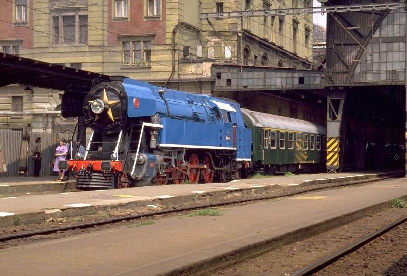 CSD Lok 477.043  Papagei (CKD 1954)mit einem Sonderzug im Hbf.Praha hl.n im Mai 1982(Archiv P.Walter)