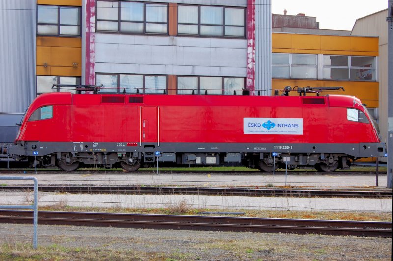 CSKD - Leih-Taurus 1116 235-1, eingestellt bei INTRANS, bei uns besser bekannt als ITL, wartet auf Beseitigung seiner Schden bei einer Begegnung mit einem Greifvogel. Beschdigt wurde die rechte Dachhaube und zerstrt die Frontscheibe. Nennt sich  Vogelschlag . (Bekannt aus dem Flugverkehr).