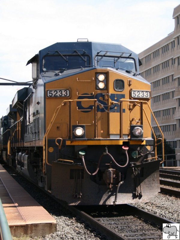 CSX Lok 5233, eine GE ES44DC, passiert mit einen gemischten Gterzug am 20. September 2008 die Stadt Washington D.C..