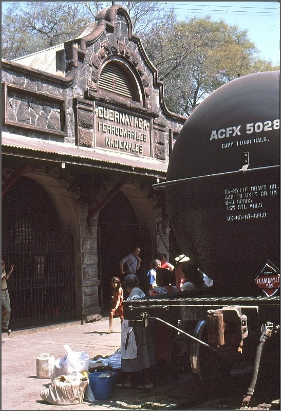 Cuernavaca, die Stadt des ewigen Frhlings, wo viele Mexikaner der Hauptstadt die Wochenenden verbringen und wo ich zur Schule ging, verfgte ber einen Bahnhof, auf dem ein reges Markttreiben bestand, aber fast keine Zugsbewegungen. (Archiv 03/1981)