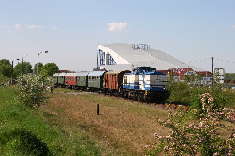 D & D mit 1402 vor dem Lneburger Sonderzug auf der Fahrt vom Bahnhofsfest in Zarrentin zurck nach Lneburg. Hier fhrt er gerade in Wittenburg ber den Wlzower berweg. Im Hintergrund ist der Snow Funpark zu sehen. 06.05.2007