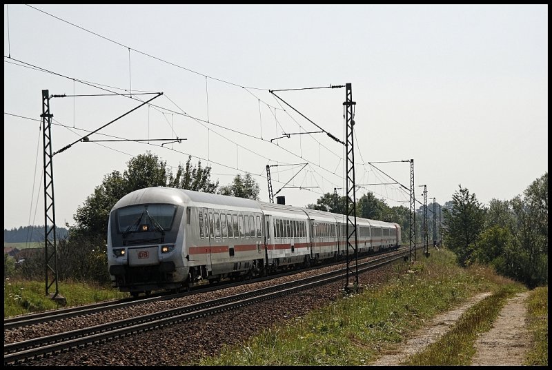 D 1280  Groglockner , Zell am See - Mnchen Hbf, ist duch das Voralpenland in die Bayerische Landeshauptstadt unterwegs und wird die Regionalbahn gleich berhollen. (01.08.2009)
